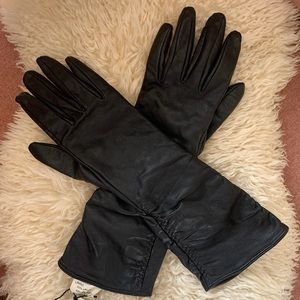 ✨SOLD✨✔️✔️N.W.T La Fiorentina Blk Leather Gloves